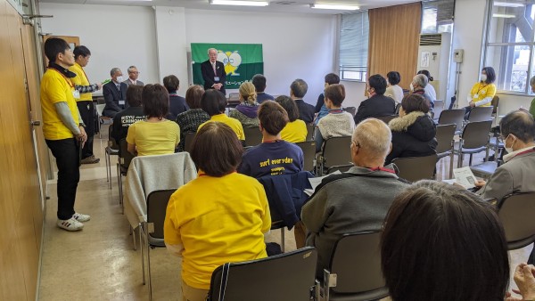 ３月16日、愛知県出来町庁舎において「愛知県レク指導者大会」を実施しました。今年に全国レクリエーション大会を愛知県で行うにあたり、昨年の9月に全国レクリエーション大会を開催した栃木県の中核メンバーの村山哲也さんを講師に向けえて、午前中はパネルディスカッションを、午後からはギターを携えてのレクソング、レクゲームの「てっちゃんタイム」を行いました。集まったレクメンバーは、全国レク実施に向けての士気を高まるとともに交流を深めました。