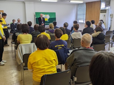３月16日、愛知県出来町庁舎において「愛知県レク指導者大会」を実施しました。今年に全国レクリエーション大会を愛知県で行うにあたり、昨年の9月に全国レクリエーション大会を開催した栃木県の中核メンバーの村山哲也さんを講師に向けえて、午前中はパネルディスカッションを、午後からはギターを携えてのレクソング、レクゲームの「てっちゃんタイム」を行いました。集まったレクメンバーは、全国レク実施に向けての士気を高まるとともに交流を深めました。